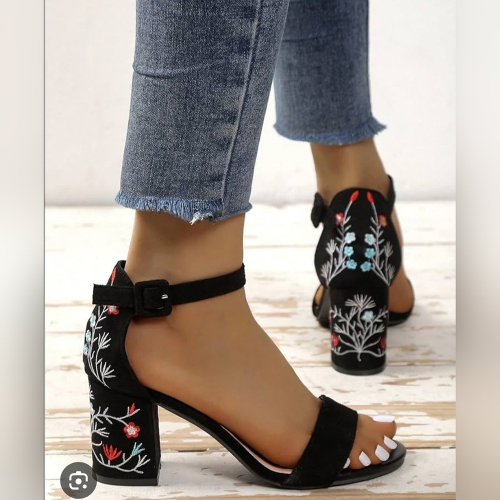 🔷️3 Items for$20🔷 Black & Red Embrodered Flowers Floral Heels Suede Look SZ 42